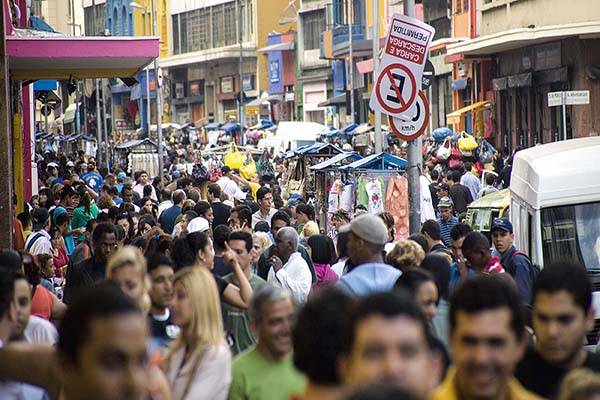 Rua 25 de Março é interditada por vazamento de gás