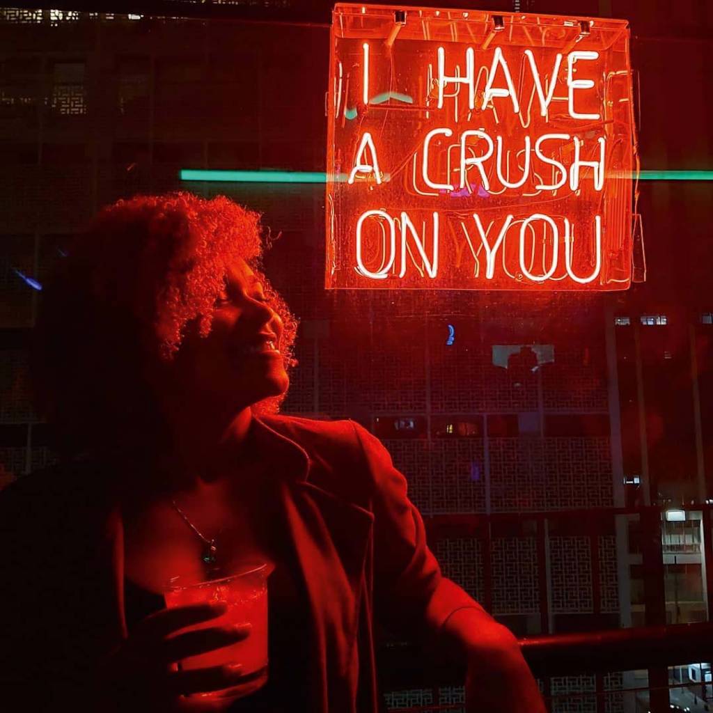 Seis endereços com neons para deixar o seu feed mais colorido