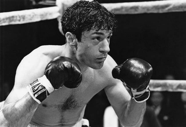 A imagem mostra Robert De Niro lutando boxe no filme Touro Indomável