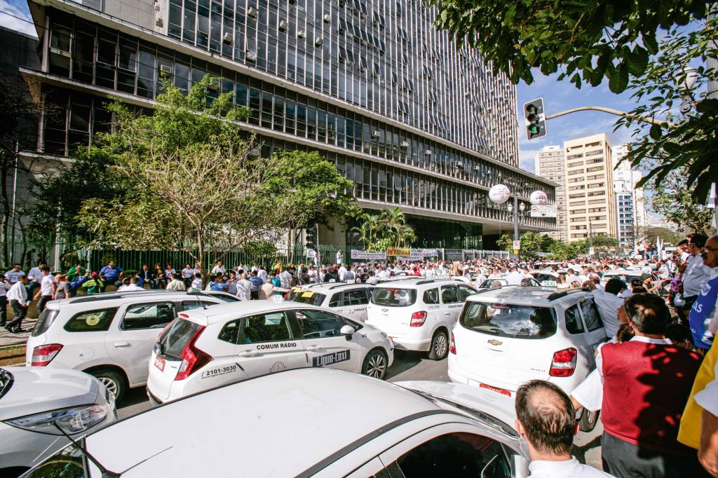 Depois dos aplicativos, agora é a vez dos táxis ficarem mais caros