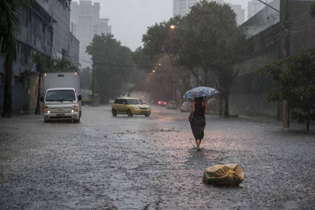 Chuva causa alagamentos e desabamentos na Grande São Paulo