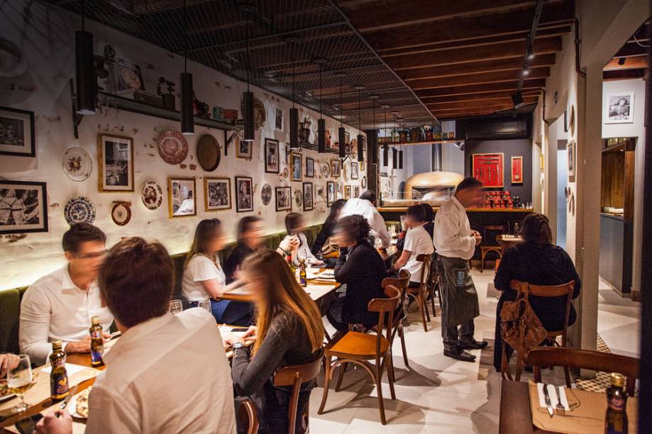 Salão concorrido: pizzas individuais Salão concorrido: pizzas individuais