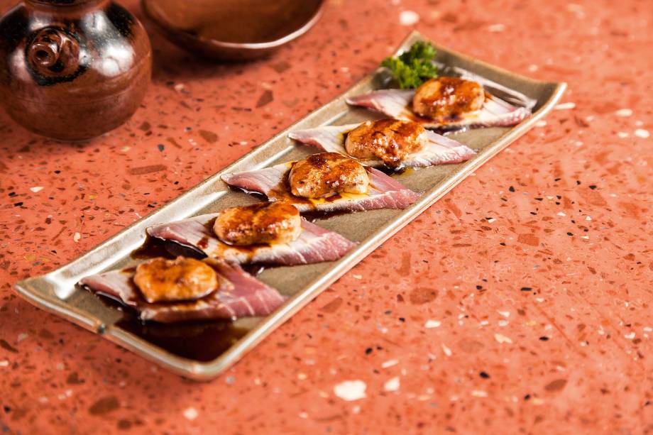 Atum tataki: peixe levemente selado com foie gras Atum tataki: peixe levemente selado com foie gras