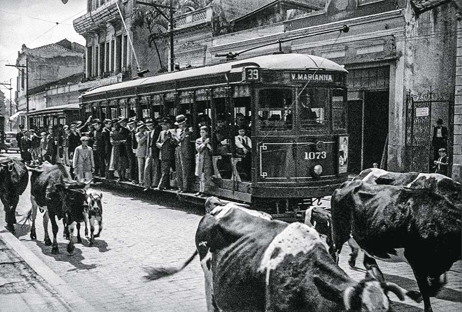 Avenida Liberdade, fotografia de Claude Lévi-Strauss que integra a mostra _À Pro.jpg Avenida Liberdade, fotografia de Claude Lévi-Strauss que integra a mostra _À Pro.jpg