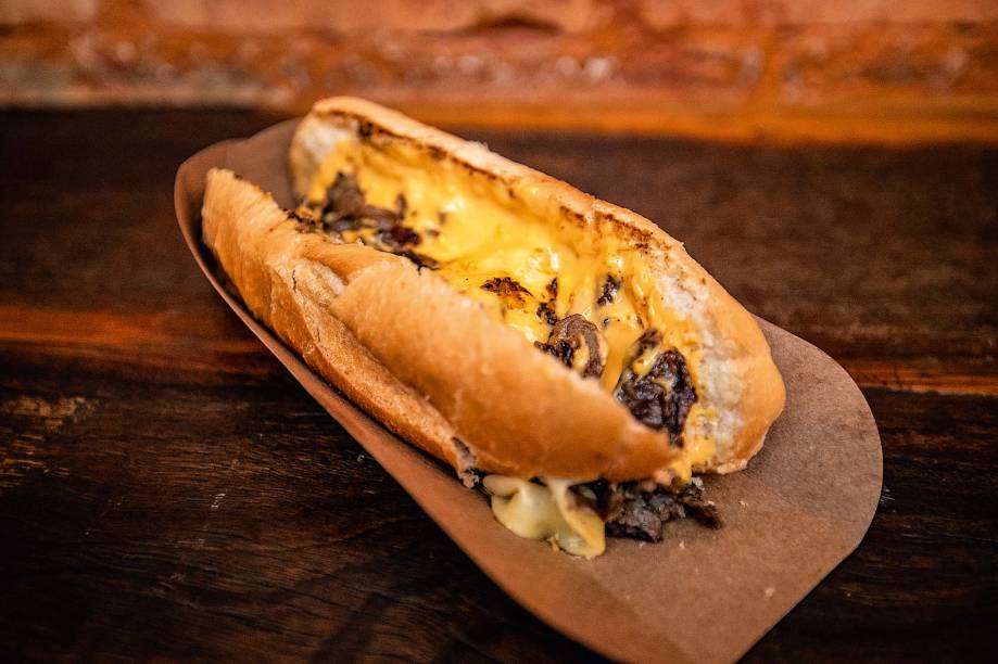 Philly cheesesteak: gostinho de cebola chapeada