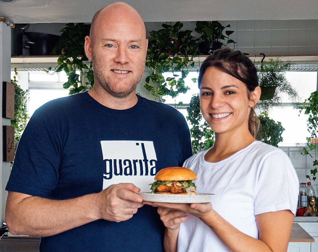 Campeã do Masterchef, Elisa Fernandes cria receita para Guarita Burger