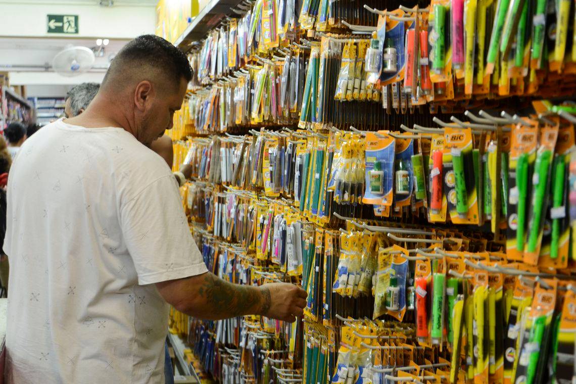 Material escolar está 16% mais caro em sites de compras, diz Procon-SP