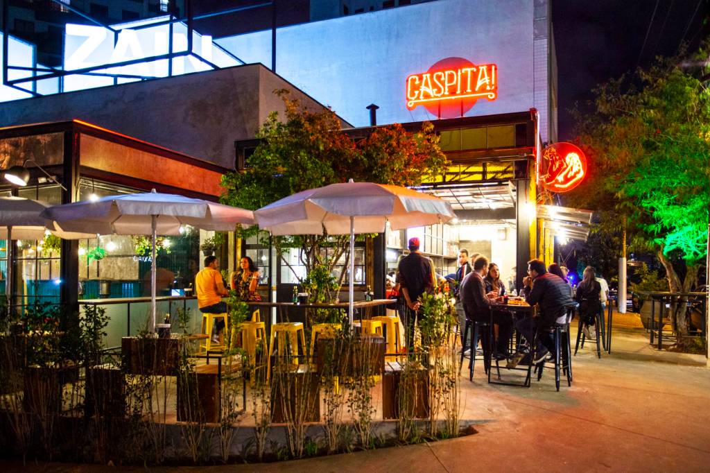 Caspita Pizza, no Tatuapé, serve pizzas individuais ao ar livre