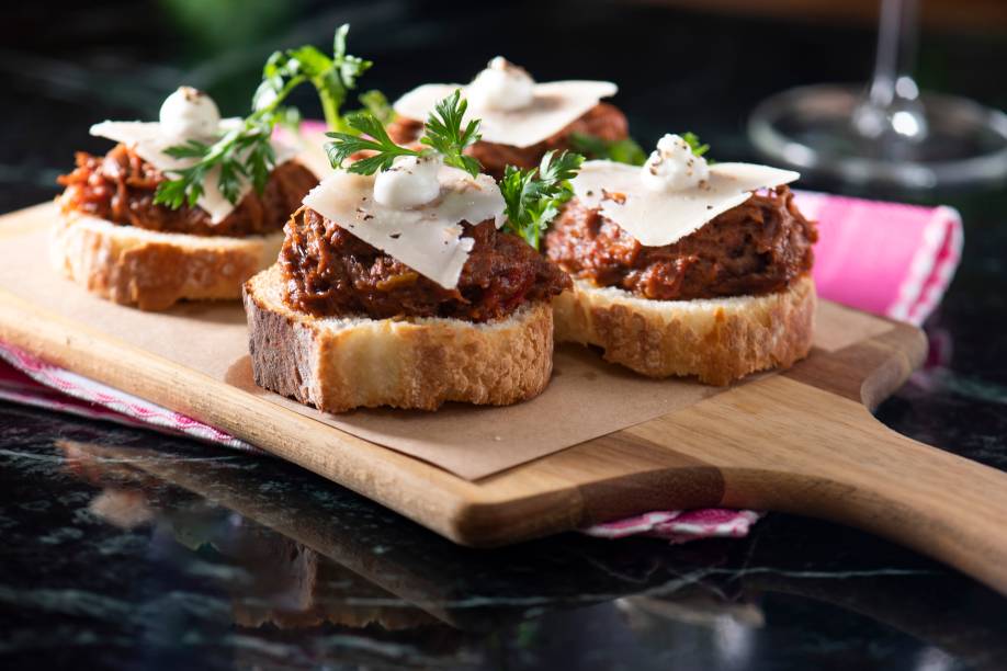 Crostino: torrada com costela bovina, queijo pecorino e salsa