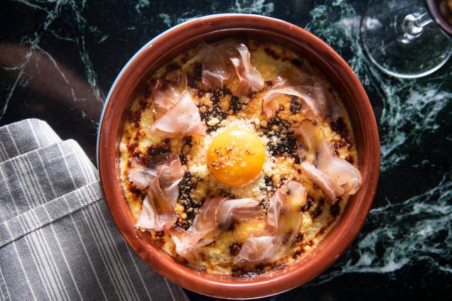 Polenta gratinada com ovo e pancetta: pode levar queijo parmesão ou pecorino Polenta gratinada com ovo e pancetta: pode levar queijo parmesão ou pecorino