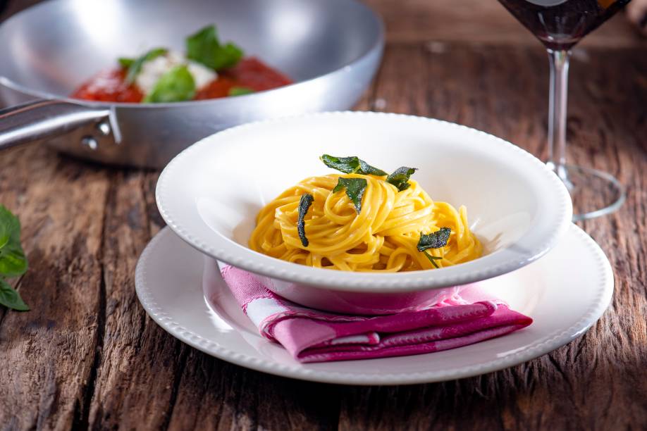 Polpettone de porco: ao lado de taglioline na manteiga e sálvia Polpettone de porco: ao lado de taglioline na manteiga e sálvia