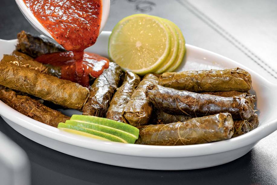 Charutinhos: ótimos na companhia de molho de tomate Charutinhos: ótimos na companhia de molho de tomate