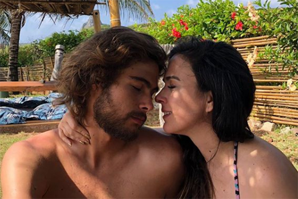 Imagem mostra Rafa e Tatá abraçados