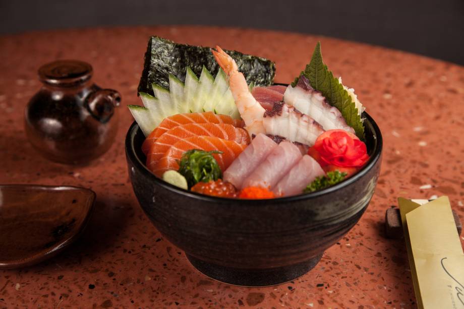 Tirashi de peixes e frutos do mar: combinação servida na tigela Tirashi de peixes e frutos do mar: combinação servida na tigela