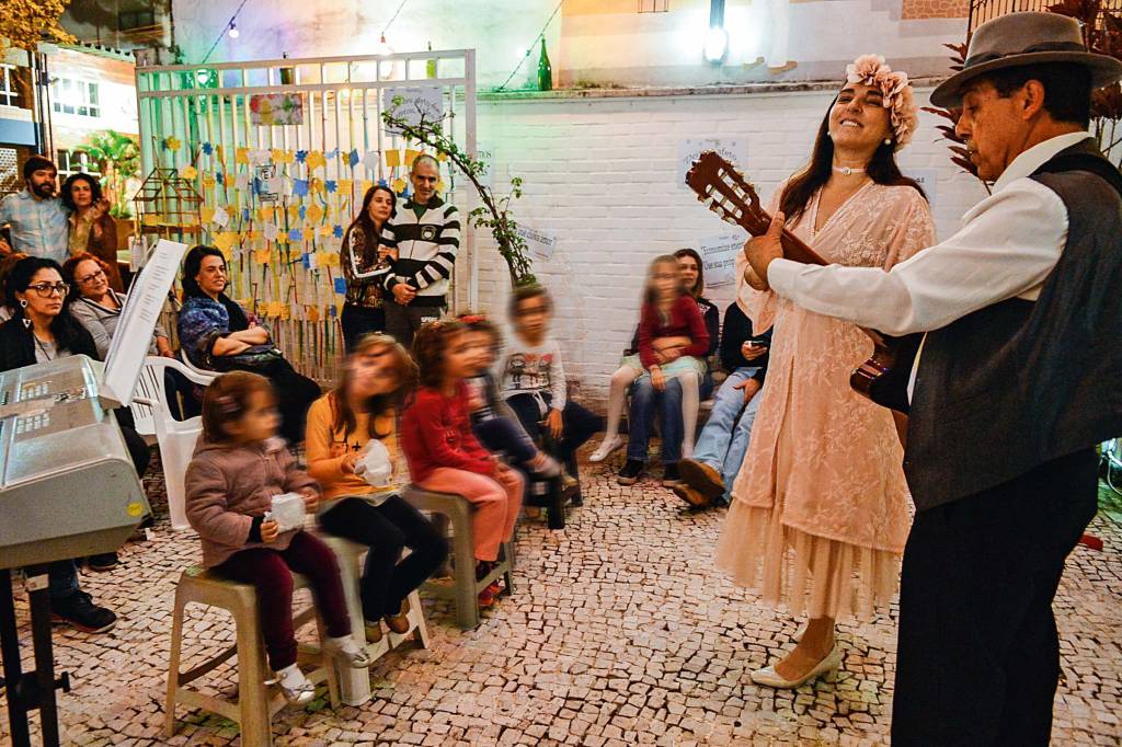 Trovadores Urbanos fazem serenatas de amor on-line