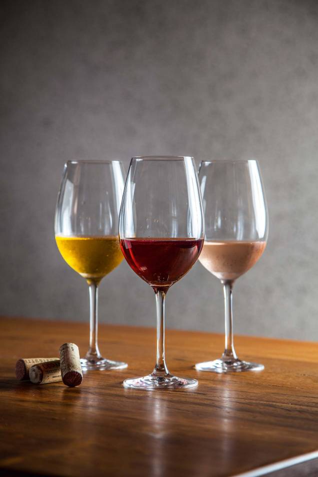 Boa oferta de vinhos: 120 garrafas Boa oferta de vinhos: 120 garrafas