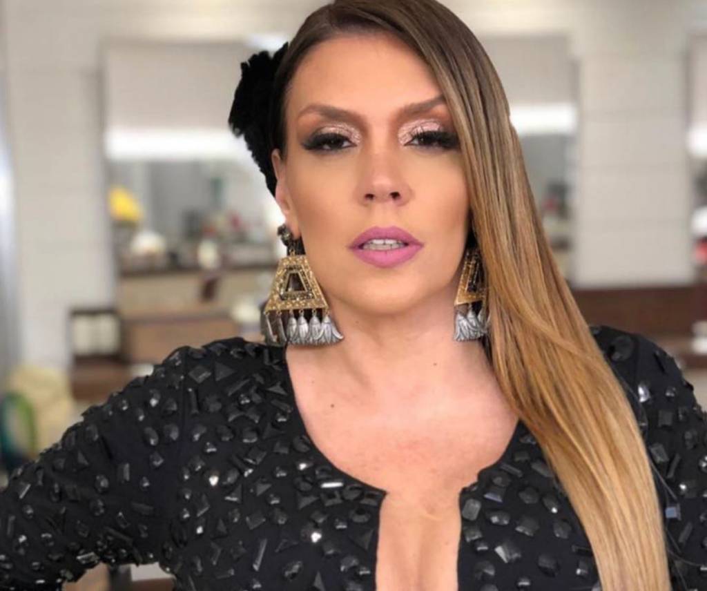 Simony abandona transmissão ao vivo