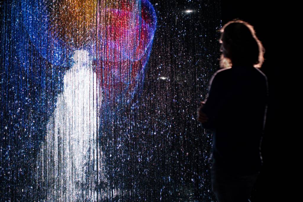 Farol Santander apresenta exposição luminosa