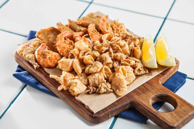 Misto de frutos do mar: entrada com manjuba, baby lula e camarão Misto de frutos do mar: entrada com manjuba, baby lula e camarão