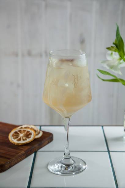 Gim-tônica: preparado com água tônica artesanal e xarope de quinino Gim-tônica: preparado com água tônica artesanal e xarope de quinino