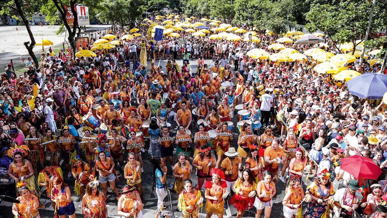A imagem mostra foliões no bloco Bangalafumenga, em Pinheiros