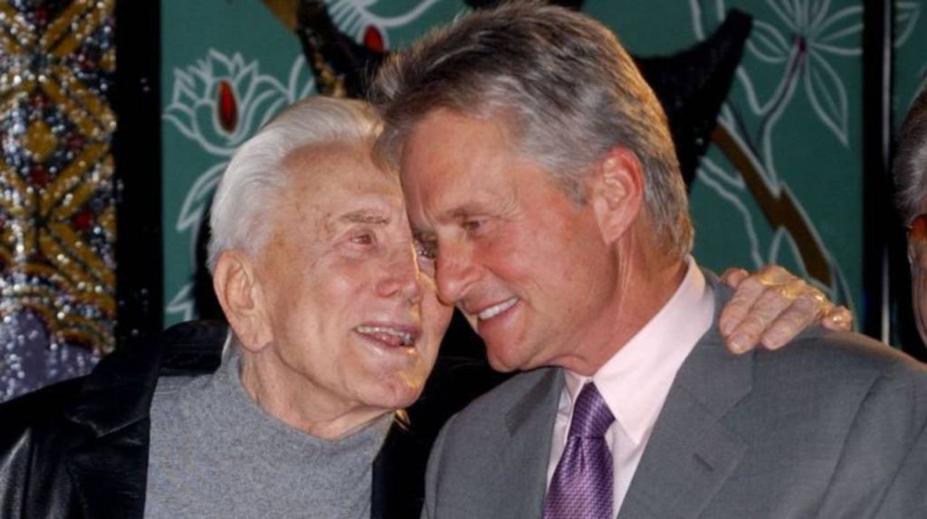 Michael Douglas presta comovente homenagem ao pai, Kirk Douglas