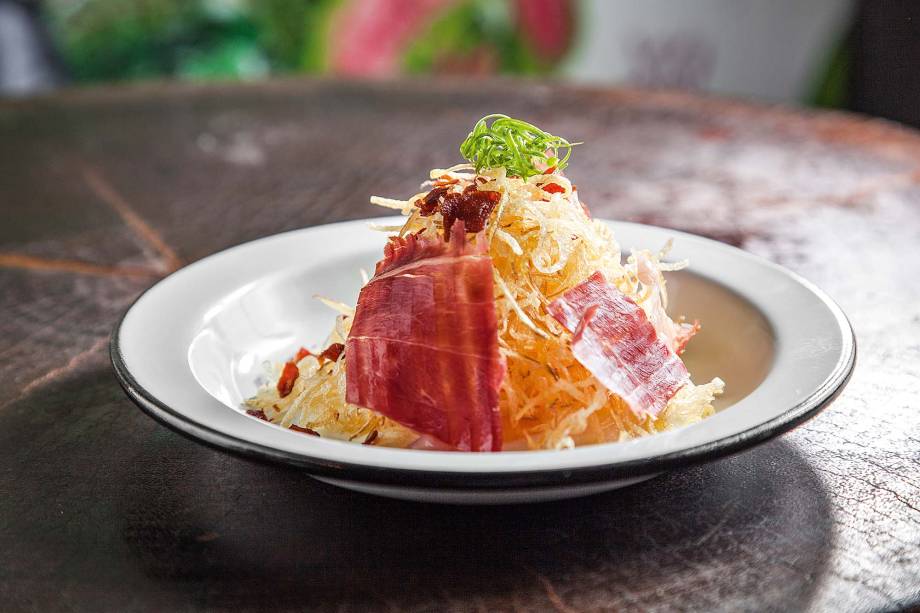 Para compartilhar:ovo fritos cobertos de presunto cru e batata palha Para compartilhar:ovo fritos cobertos de presunto cru e batata palha