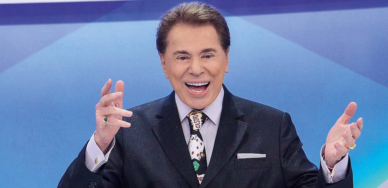 Imagem mostra Silvio Santos de terno sorrindo