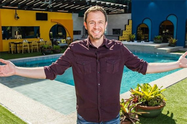 Imagem mostra Tiago Leifert sorrindo nos estúdios do BBB