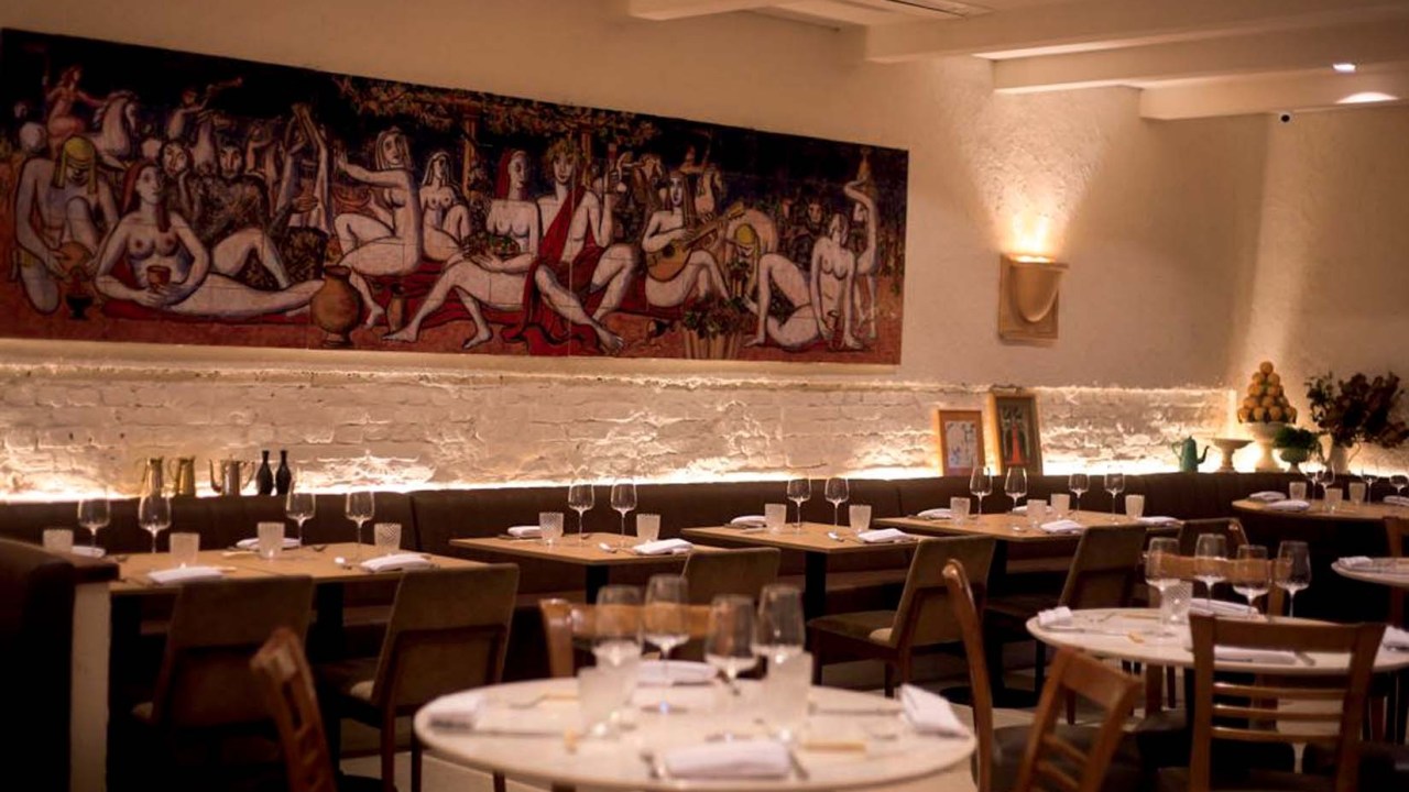 Salão de restaurante com painel ao fundo