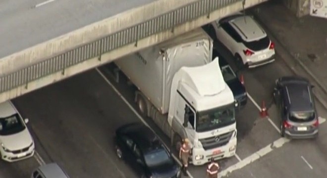Caminhão baú entala em viaduto na Radial Leste em SP