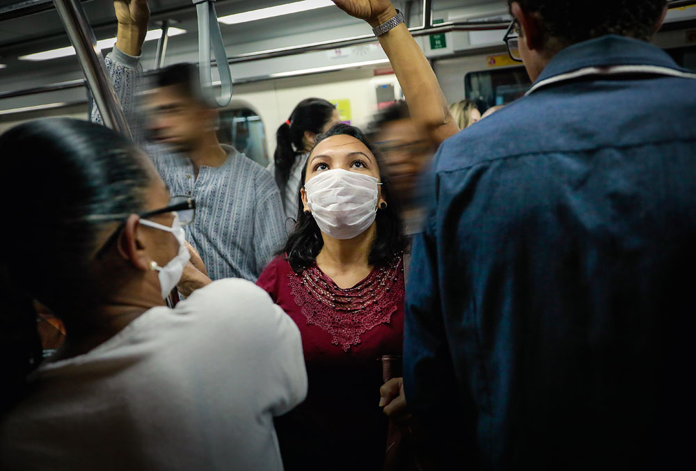 Avião com carga de 9 milhões de máscaras da China chega ao Brasil