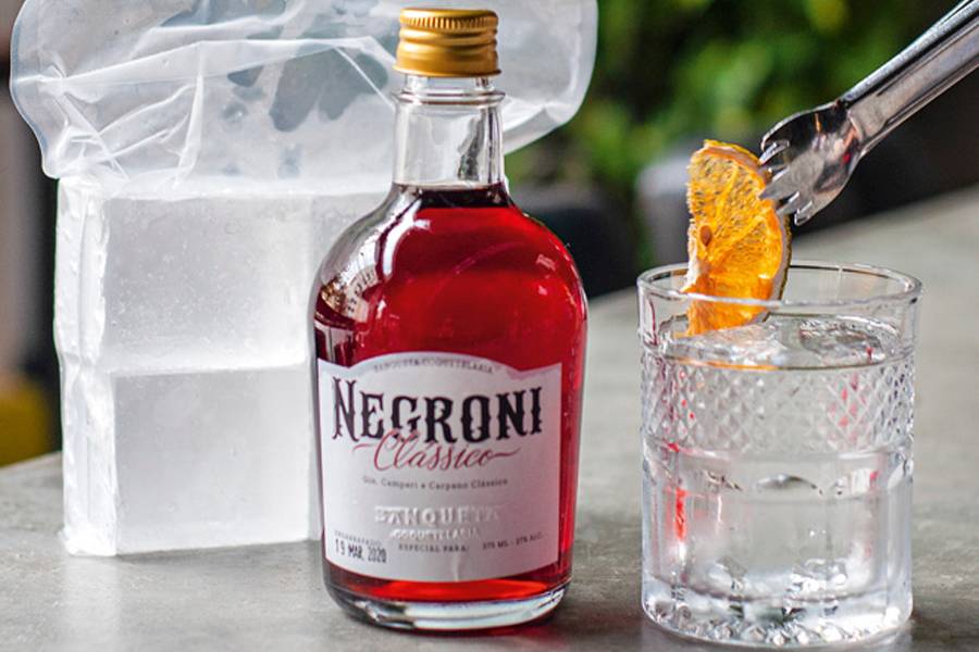Banqueta entrega três diferentes negronis em Moema