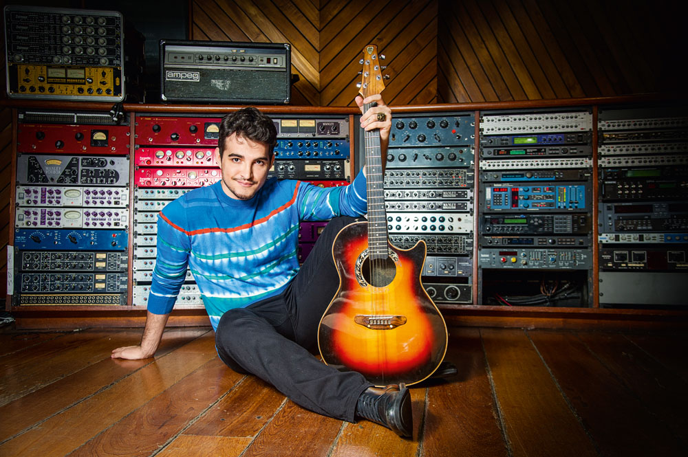 Cantor Jão e seus dois amigos faturam no mercado da música