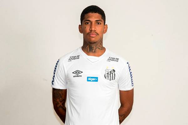 Filho de jogador do Santos sofre acidente na piscina de casa