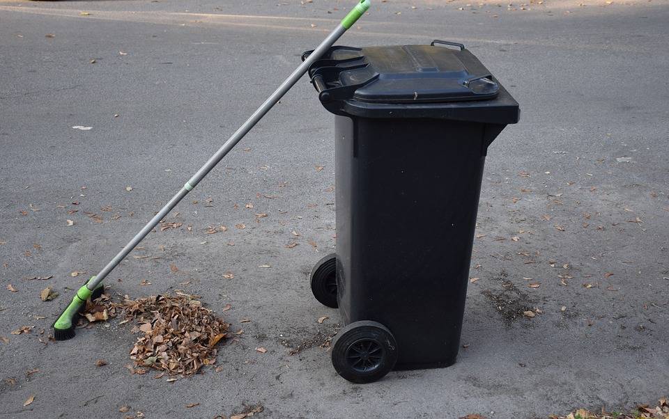 Prefeitura de SP recomenda ensacar lixo com dois sacos resistentes