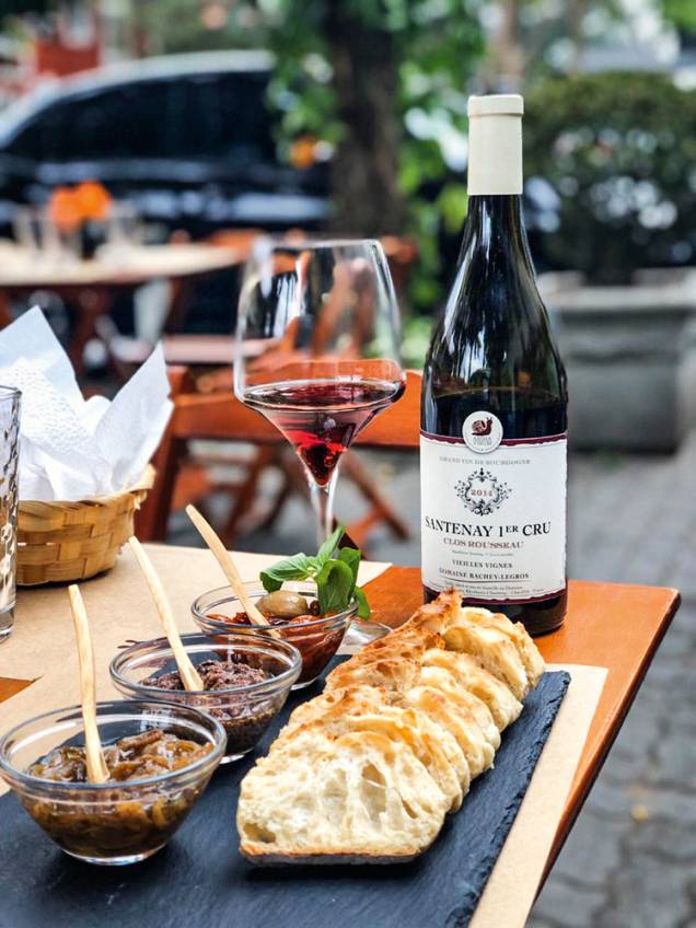 Aperitivos ao ar livre: importadora funciona como wine bar Aperitivos ao ar livre: importadora funciona como wine bar