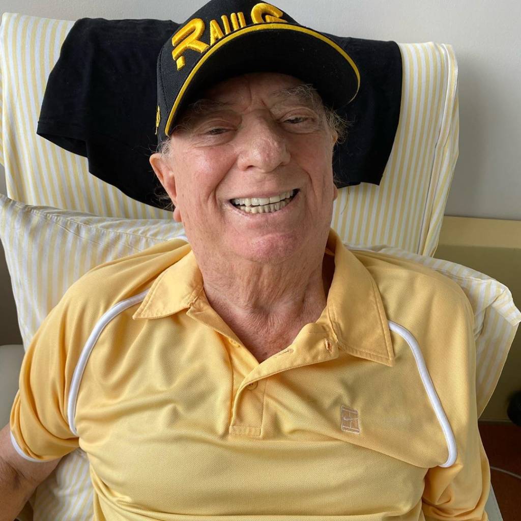 Raul Gil recebe alta após internação por acidente doméstico