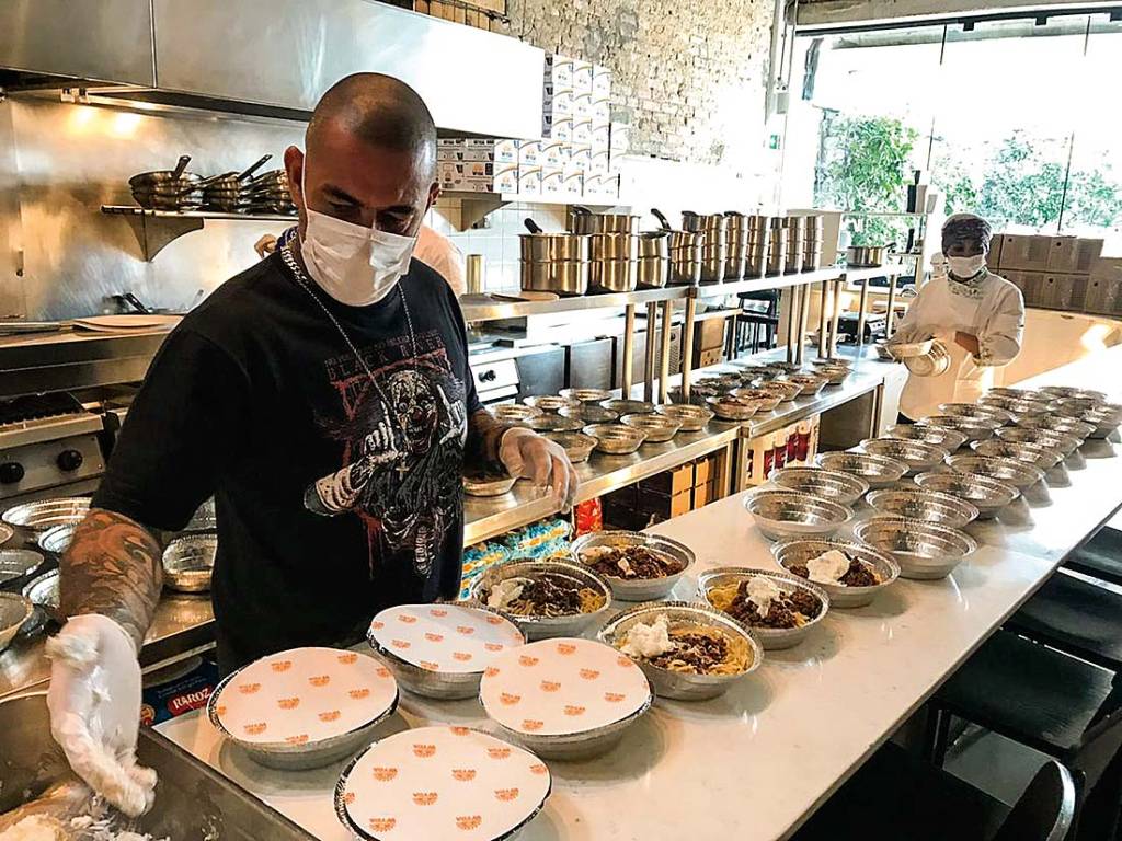 Henrique Fogaça distribui marmitas para moradores de rua