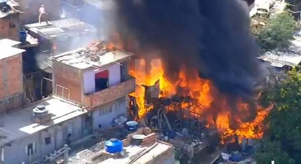 Incêndio atinge casas na Zona Norte de SP