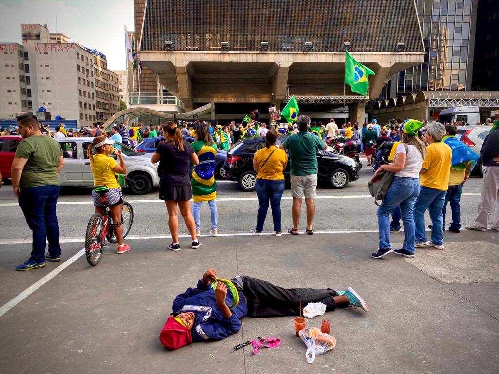 Centenas de manifestantes pró-Bolsonaro fecham Avenida Paulista