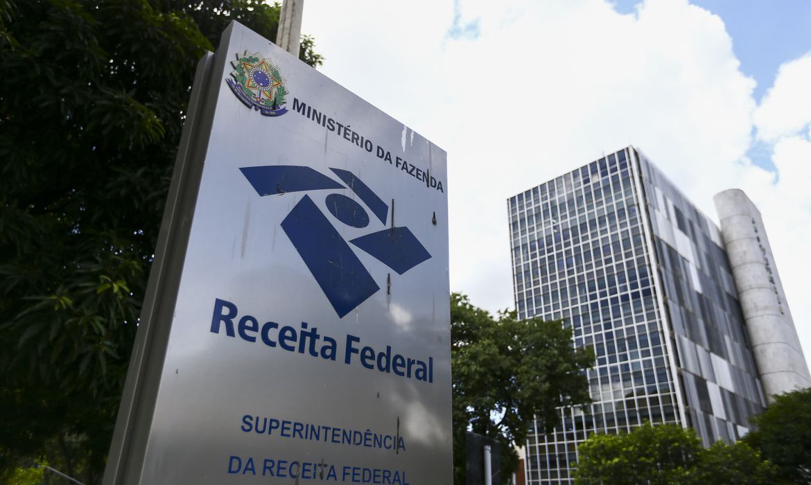 A imagem mostra uma placa que identifica a sede da Receita Federal