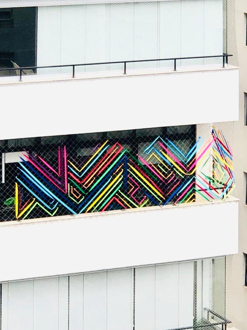 Paulistana faz intervenção colorida em sacada de prédio em Santa Cecília