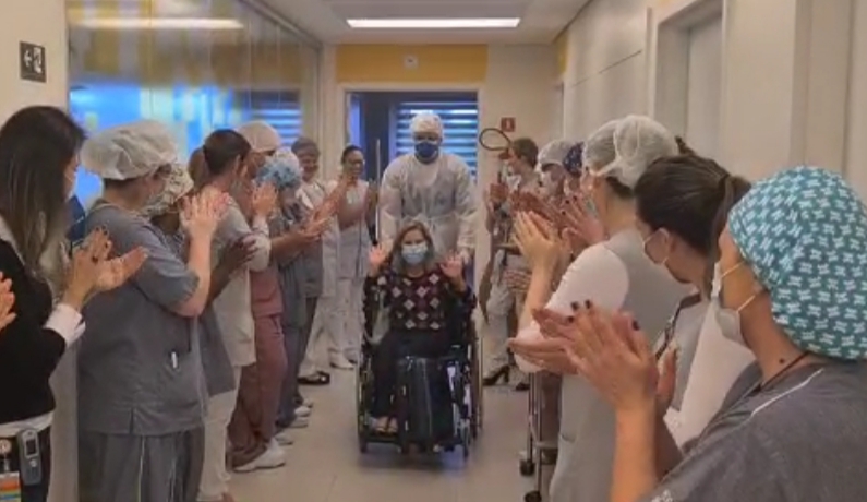 Vídeo: a emocionante alta hospitalar de gerente de enfermagem após Covid