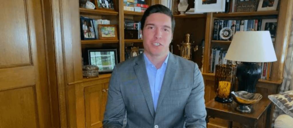 Repórter filho de Christopher Reeve aparece sem calça em noticiário