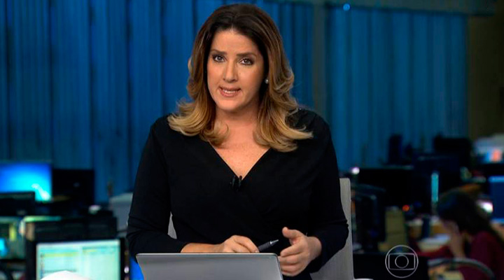 A imagem mostra Christiane revoltada, andando de um lado para outro dentro do estúdio da globonews