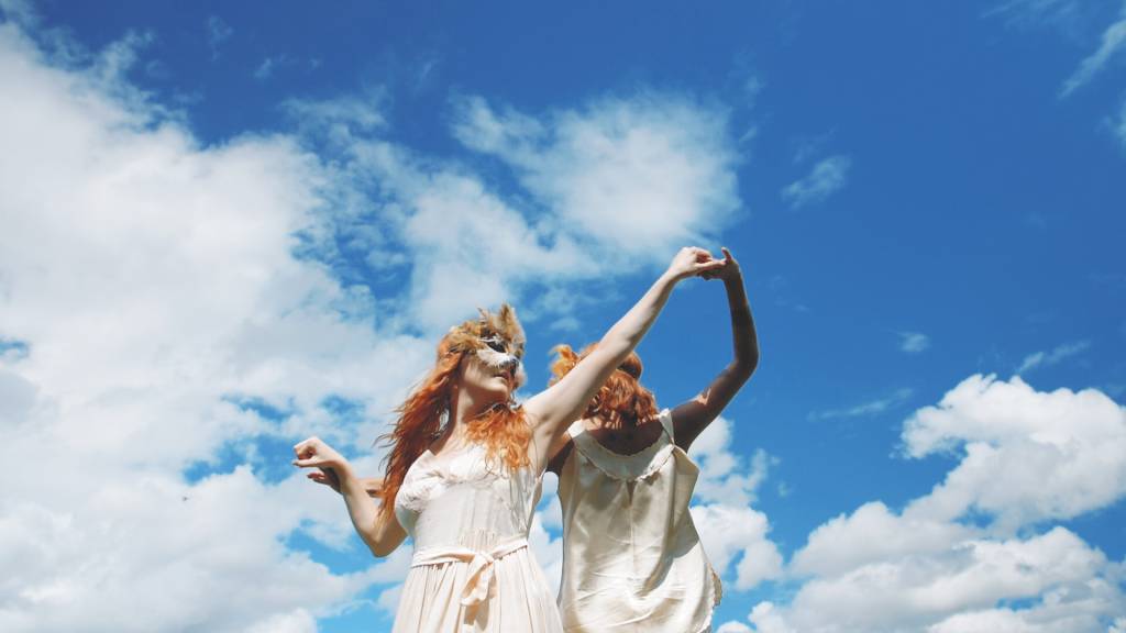 Banda feminina de rock produz clipe inspirado em filmes de Wes Anderson