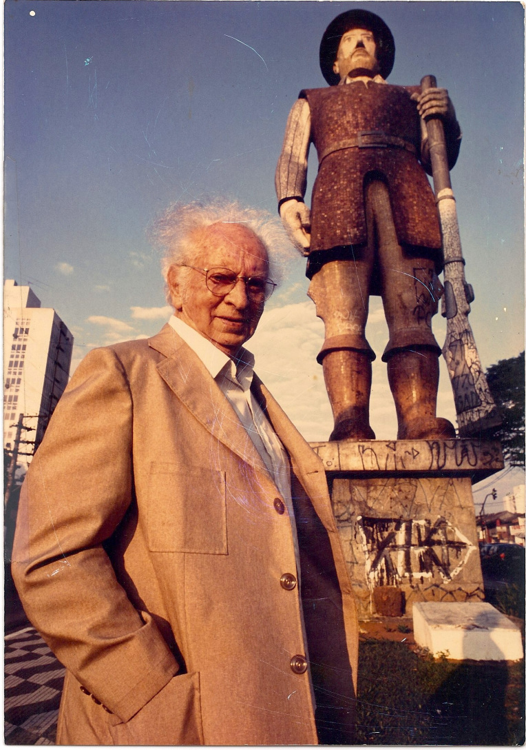 Professora defende obra de artista Júlio Guerra, criador do Borba Gato