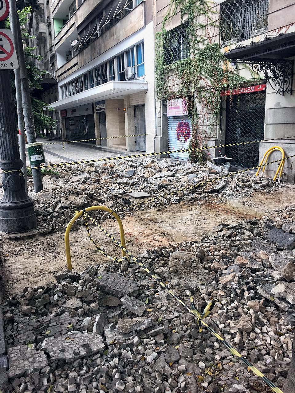 Na República, prefeitura remove calçada de pedras portuguesas sem aviso