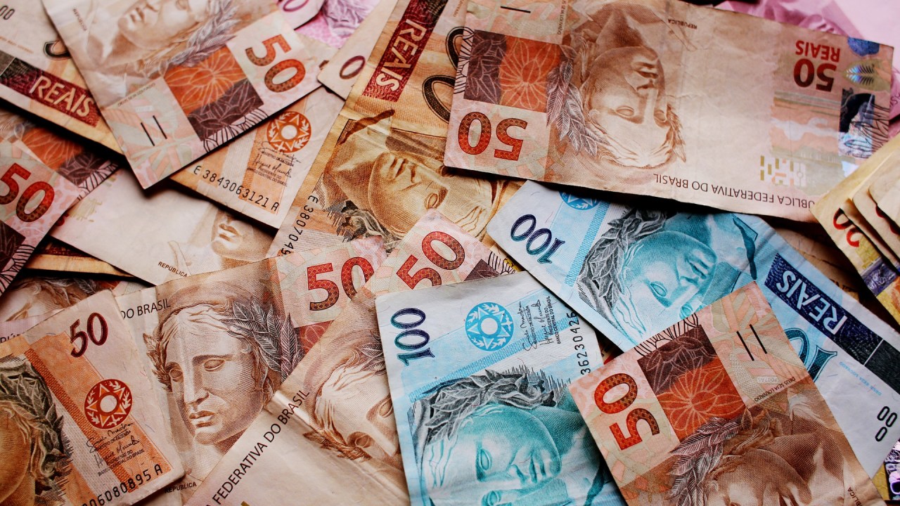 Notas de 50 e 100 reais